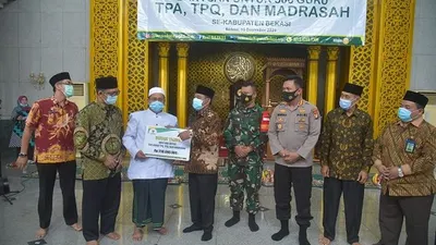 Bupati Bekasi Eka Supria Atmaja secara simbolis menyerahkan bantuan untuk masyarakat yang dikelola oleh Badan Amil Zakat Nasional (Baznas) Kabupaten Bekasi di Masjid Agung Nurul Hikmah, KomplekS Perkantoran Pemkab Bekasi, Cikarang Pusat, Kamis (10/12/2020). (dok)