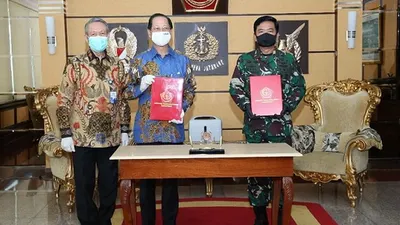 Penyerahan berita acara rehabilitasi sarana dan prasarana di lingkungan TNI kepada Panglima TNI Marsekal TNI Hadi Tjahjanto di Cilangkap, Jakarta Timur, Selasa (5/5/2020). (Kabidpenum Puspen TNI, Kolonel Sus Taibur Rahman)
