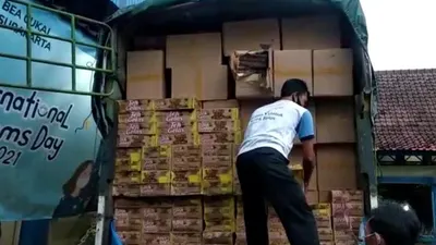 Petugas Bea Cukai Surakarta mengamankan 2 juta batang rokok ilegal tanpa cukai saat akan dikirim ke Jakarta. (dok Bea Cukai Surakarta)