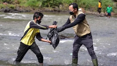 Wali Kota Bogor, Bima Arya (kanan) saat mengikuti kegiatan Bebersih Ciliwung, Minggu (29/11/2020). (dok)