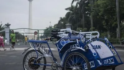 Gubernur DKI, Anies Baswedan, pernah melontarkan janji untuk mengoperasikan kembali angkutan umum jenis becak.  Kini, janji tersebut mulai dipertanyakan oleh perwakilan warga dari Jaringan Rakyat Miskin Kota Jakarta.  (Antara Foto/Aprilio Akbar)