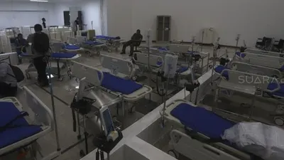 Sejumlah petugas menyiapkan peralatan medis yang akan digunakan untuk Rumah Sakit Darurat penanganan Covid-19 di Wisma Atlet Kemayoran, Jakarta, Minggu (22/3). [Suara.com/Angga Budhiyanto]