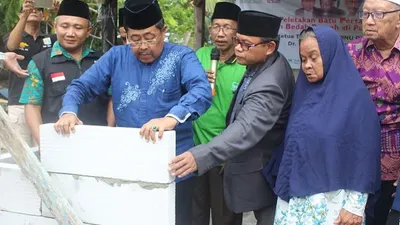 Wakil bupati Kepulauan Seribu melakukan peletakan batu pertama dalam bedah rumah milik warga Pulau Tidung (pulauseribu.jakarta.go.id)