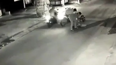 Tangkapan layar aksi begal bersenjata tajam di Bintara Jaya, Kota Bekasi. (Suara.com)