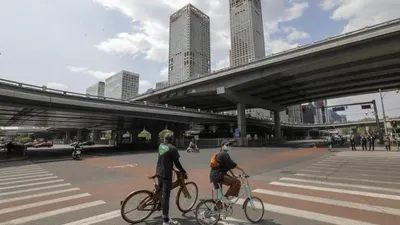 Kehidupan mulai kembali normal di Beijing, Tiongkok. (Foto: EPA)