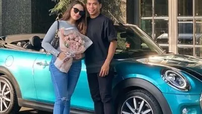 Bek Bhayangkara FC, Nurhidayat Haji Haris, membelikan pacarnya mobil Mini Cooper. (Instagram/nurhidayatnh32)