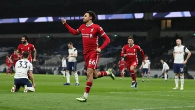 Bek Liverpool Trent Alexander Arnold (tengah) berselebrasi setelah menjebol gawang Tottenham Hotspur dalam pertandingan Liga Primer Inggris. Foto: EPA-EFE/Catherine Ivill
