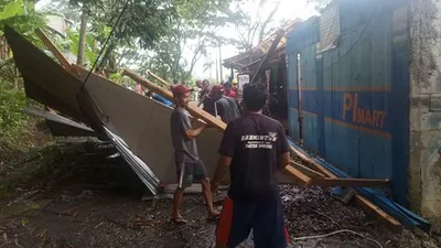 Hujan deras disertai angin puting beliung menerjang Cililin, Kabupaten Bandung Barat, Jumat (23/10/2020). (Ayobandung/Tri Junari)