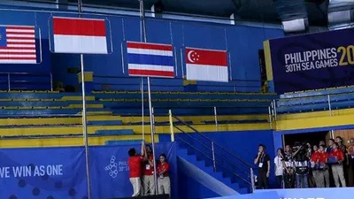 Bendera Indonesia berkibar di venue Badminton SEA Games, setelah tim beregu putra bulu tangkis meraih medali emas, Rabu (4/12/2019). badmintonIndonesia.org
