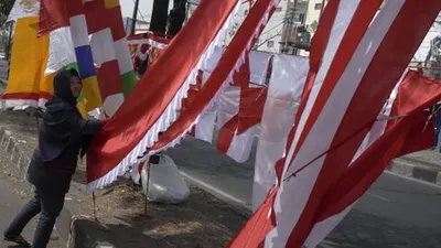 Pengibaran bendera merah putih di tebing Gunung Batu Lembang, Kabupaten Bandung Barat (KBB), Minggu (16/8/2020) pagi. (dok)