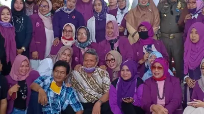 Wakil Wali Kota Tangerang Selatan (Tangsel), Benyamin Davnie melanggar aturan saat Tangsel menerapkan pembatasan sosial berskala besar (PSBB). Foto dirinya ramai jadi bahan perbincangan setelah berpose bersama warga dinilai tak mematuhi aturan berjaga jarak, Jumat (29/5)  Foto: dok. Istimewa