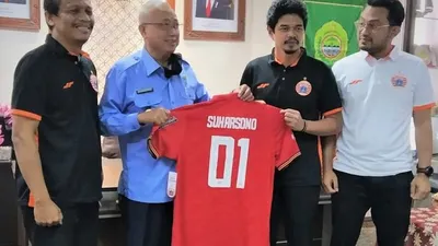 Manajer tim Persija Jakarta, Bambang Pamungkas, memberikan jersey Persija bernomor 01 kepada Bupati Bantul, Selasa (4/8/2020).  (Ayojakarta.com/ist)
