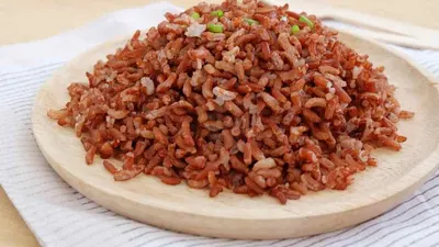 Mengonsumsi nasi merah saat sahur bisa memuat kenyang lebih lama (dok Doktersehat)