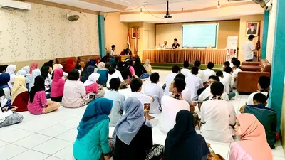 Hilman Hariwijaya dan Boim Lebon berbagi pengamalan menulis dengan pelajar SMA/Istimewa