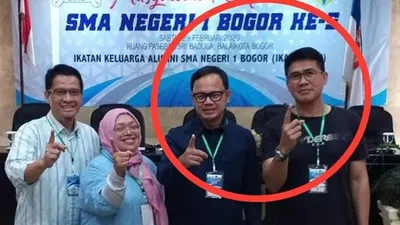 Beredar foto Bima Arya dan pria yang mengamuk ke Petugas PSBB.(Suara.com/Istimewa)