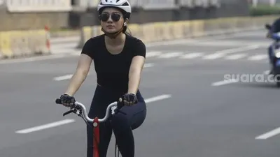 Warga bersepeda. [Suara.com/Angga Budhiyanto]
