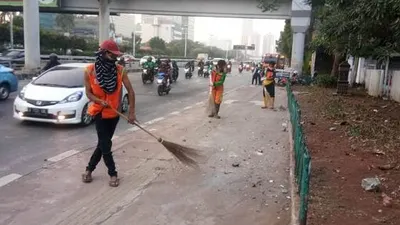 Petugas PPSU membersihkan sampah di jalan/barat.jakarta.go.id