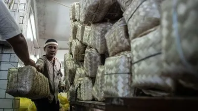 Petugas menyiapkan wadah besek bambu yang akan digunakan sebagai tempat daging kurban, di Masjid Istiqlal, Jakarta, Minggu (11/8/2019). Pempor DKI Jakarta melarang penggunaan plastik sekali pakai sebagai wadah distribusi daging kurban dan menggantinya dengan besek bambu. ANTARA FOTO/Aprillio Akbar/hp.