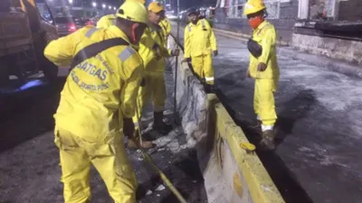 Dinas Bina Marga DKI memperbaiki beton MCB yang dirusak pedemo UU Ciptaker/dok: beritajakarta.id