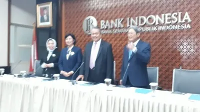 Gubernur Bank Indonesia, Perry Warjiyo dan para Deputi Gubernur menyampaikan hasil Rapat Dewan Gubernur BI bulan Februari 2020 di Komplek Bank Indonesia, Kamis (20/2).  Foto: Republika/Lida Puspaningtyas