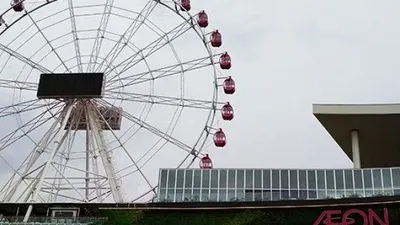 Bianglala J-Sky Ferris Wheel di AEON Mall Jakarta Garden City, Cakung, Jakarta Timur, setinggi 69 meter, merupakan bianglala tertinggi di Indonesia dan yang pertama berkonsep lifestyle. (IDN Times/Hasna Budi)