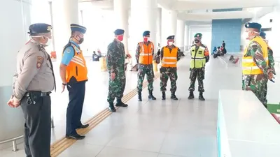 Personel TNI AU dan kepolisian berjaga di area BIJB Kertajati. (Ayocirebon.com)