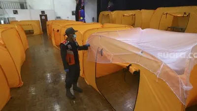 Petugas melakukan pengecekan fasilitas lokasi isolasi sementara penanganan virus Corona (COVID-19) di Gedung Balai Latihan Kesenian Tanah Abang, Jakarta Pusat, Senin (18/5). [Suara.com/Angga Budhiyanto]