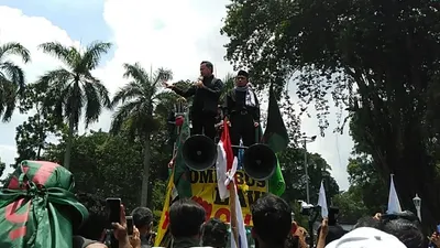 Wali Kota Bogor, Bima Arya berorasi di hadapan buruh yang menggelar aksi menolak Omnibus Law UU Cipta Kerja di Bogor, Rabu (21/10/2020). (Ayobogor/Husnul Khatimah)