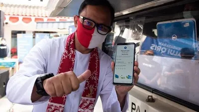 Wali Kota Bogor Bima Arya menunjukan layanan bayar pajak melalui Gopay (Dok. Gojek)