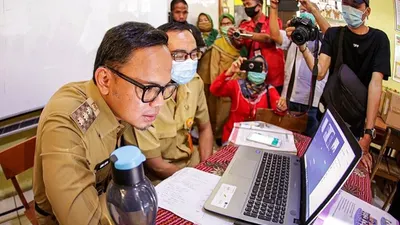 Wali Kota Bogor Bima Arya sidak pembelajaran jarak jauh (PJJ).  (Ayobogor/dok Humas )