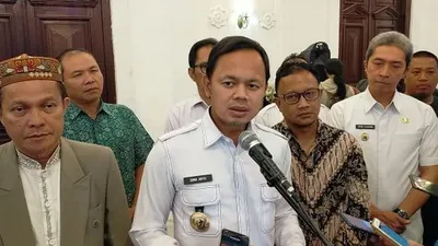 Wali Kota Bogor Bima Arya saat bertemu dengan perwakilan Gereja Kristen Indonesia (GKI) Yasmin di Balai Kota Bogor, Kamis (19/12/2019). (Suara.com / Rambiga)