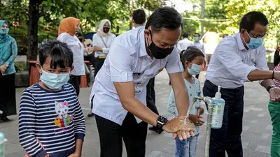 Wali Kota Bogor Bima Arya mengajak anak-anak mencuci tangan. (dok)