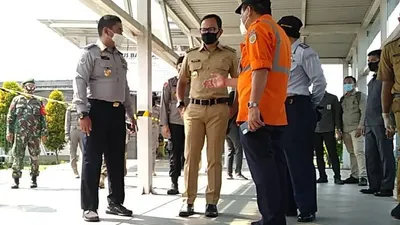 Wali Kota Bogor, Bima Arya saat berada di KRL Bogor, Senin (8/6/2020). (Ayobogor/Husnul Khatimah)