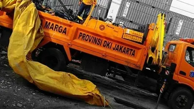 Satgas Sudin Bina Marga Jakarta sedang melakukan perbaikan jalan/beritajakarta.id