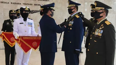 Panglima TNI Marsekal TNI Hadi Tjahjanto memimpin upacara penyematan Tanda Kehormatan Bintang Dharma kepada Kepala Staf Angkatan Laut (KSAL) Laksamana TNI Yudo Margono dan Kepala Staf Angkatan Udara (KSAU) Marsekal TNI Fadjar Prasetyo di Mabes TNI Cilangkap, Jakarta Timur, Selasa (2/6/2020). (Puspen TNI)