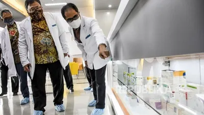 Menteri Riset dan Teknologi Bambang Brodjonegoro (tengah) berbincang dengan Direktur Utama Bio Farma Honesti Basyir (kanan) saat kunjungan kerja di Gedung Bio Farma, Jalan Pasteur, Kota Bandung, Rabu (29/7). Dalam kunjungan kerja tersebut, Menristek berkesempatan untuk meninjau pengembangan vaksin Covid-19 dalam negeri yang diberi nama Vaksin Merah Putih sekaligus mengecek kesiapan uji klinis vaksin Covid-19 di Bio Farma. Foto: Abdan Syakura/Republika