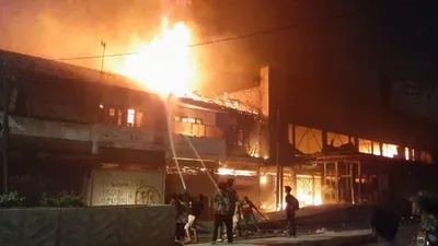 Bioskop Mulia Agung (Grand) di Simpang Lima Senen, Jakarta Pusat terbakar pada Kamis (8/10) malam. Petugas pemadam masih berupaya melokalisir kobaran api. Sebelum kebakaran, di sekitar titik ini masa demonstran ricuh dengan polisi.  Foto: Republika/Febryan A