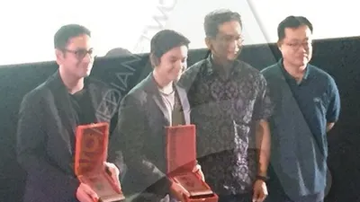 Produser Reza Servia bersama Angga Yunanda, dan CEO CGV Cinema Tommy Kim bergambar bersama Direktur KCC Chun Youngpoung/Ayojakarta.com