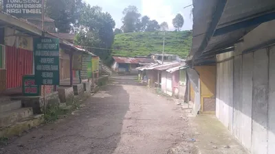 Deretan kios di Situ PetenganKecamatan Rancabali, Kabupaten Bandung tampak tertutup rapat, Minggu (7/6/2020). (Ayobandung.com/Mildan Abdalloh)