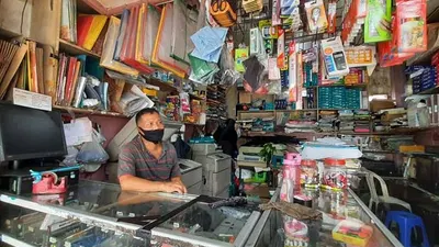 Khaidir , pemilik jasa print dan fotokopi di Jalan Dipatikur, Kota Bandung. Khaidir dan pemilik jasa serupa kehilangan penghasilan hingga 90% akibat pademi Covid-19. (Ayobandung/Nur Khansa)