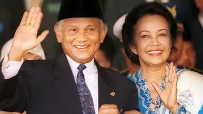 Presiden BJ Habibie dan Ibu Negara Hasri Ainun melambaikan tangan ketika tiba di Gedung MPR RI, Jakarta, Jumat 1 Oktober 1999/AP Photo