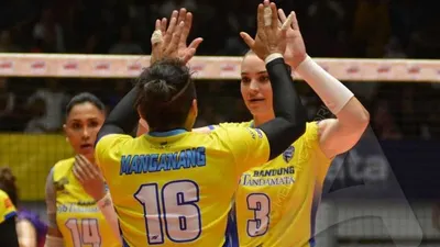 Dua pemain andalan Bandung bjb Tandamata, Nikoleta Perovic dan Aprilia Manganang saat bertanding di Gresik, Jawa Timur. (Ayojakarta.com/Budi Cahyono)