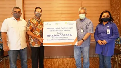 Penyerahan bantuan bank bjb untuk Gerakan Nasional Peduli Perlindungan Pekerja Rentan (GN Lingkaran)/ayojakarta/istimewa