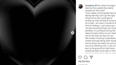 MusisiLana Del Rey ikut mengecam kematian George Floyd lewat unggahannya di Instagram. Hastag #blacklivesmatter ramai di semua platform media sosial/ @lanadelrey