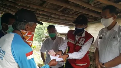 Distribusi BLT dari dana desa tahap satu di Desa Wanayasa, Kecamatan Wanayasa, beberapa waktu lalu.