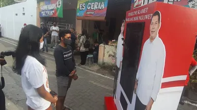 Dengan virtual box, Gibran Rakabuming Raka – Teguh Prakosa menyapa warga saat kegiatan blusukan online di Kampung Pajang, Kota Solo, Jawa Tengah, Senin (28/9/2020). (ist)