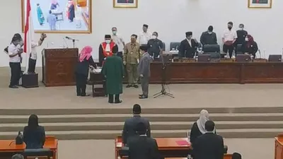 Rapat Paripurna pengucapan sumpah dan janji jabatan BN Holik Qodratullah sebagai Ketua DPRD Kabupaten Bekasi periode 2019-2024 di Gedung DPRD Cikarang Pusat, Rabu (30/9/20). (Foto : bekasikab.go.id/Soni Suganda)