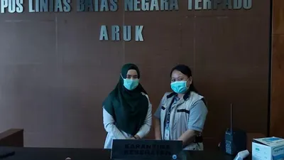 Petugas di Pos Lintas Batas Negara Terpadu Aruk (Humas BNPP)