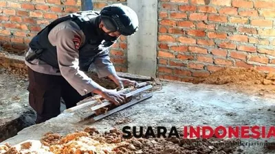 Unit Jibom Polda Kaltim mengevakuasi penemuan bom di Balikpapan. (Foto: via Suaraindonesia)