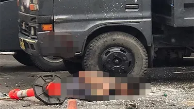 Diduga potongan tubuh pelaku bom bunuh diri di Markas Polrestabes Medan, tergeletak di halaman gedung, Rabu pagi (13/11/2019)/Jawapos.com